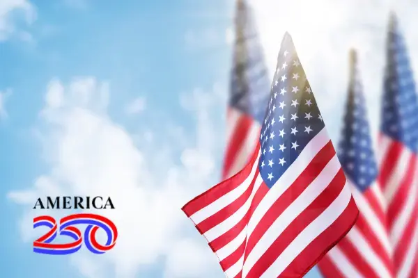 Bandeiras americanas hasteadas no céu azul