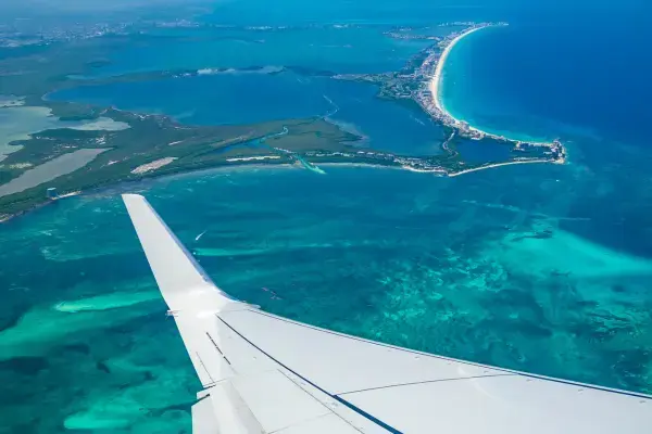 Voo por cima de Cancun, vista para o mar do avião