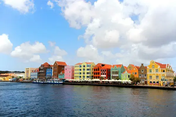 Fachadas coloridas do Handelskade à beira do canal em Willemstad, Curaçao