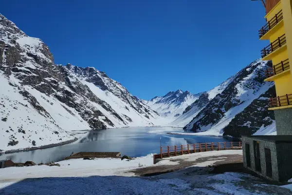 Vista da Laguna del Inca cercada por montanhas nevadas na estação de esqui de Portillo, Chile