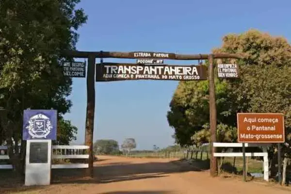 entrada letreiro transpantaneira