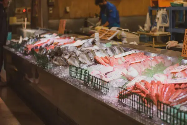 Banca de peixes frescos em mercado no Japão