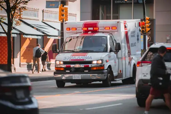 Ambulância em atendimento de emergência em rua nos Estados Unidos