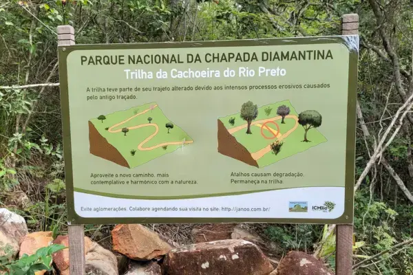 Placa educativa sobre trilha da Cachoeira do Rio Preto no Parque Nacional da Chapada Diamantina