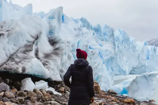 Turista olhando as geleiras na Patagônia Argentina