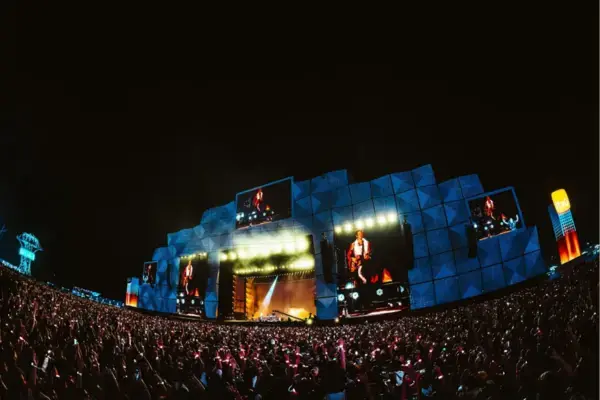 Palco Mundo do Rock in Rio lotado à noite, com público aguardando grande show em um dos maiores festivais de música do mundo.
