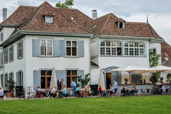 Área externa da Fondation Beyeler em Basileia com visitantes no jardim