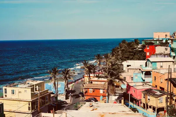 Casas coloridas em bairro litorâneo de San Juan à beira do Atlântico