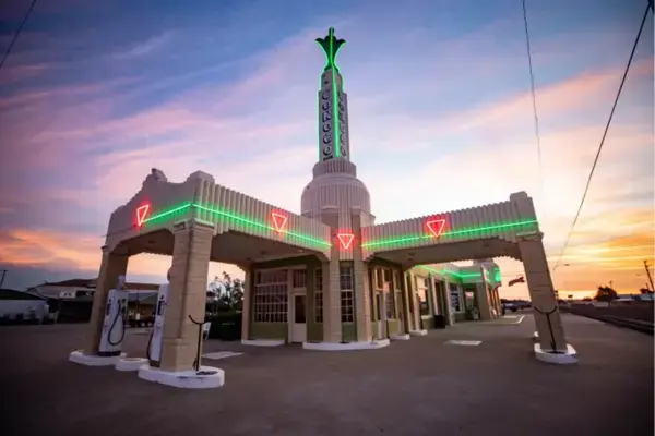 Conoco Tower Station e U-Drop Inn Café em Shamrock, Texas, construção em estilo Art Déco na Rota 66.