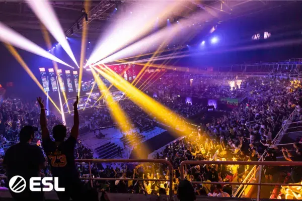 Visão panorâmica da arena do IEM Rio com palco iluminado e público acompanhando partidas