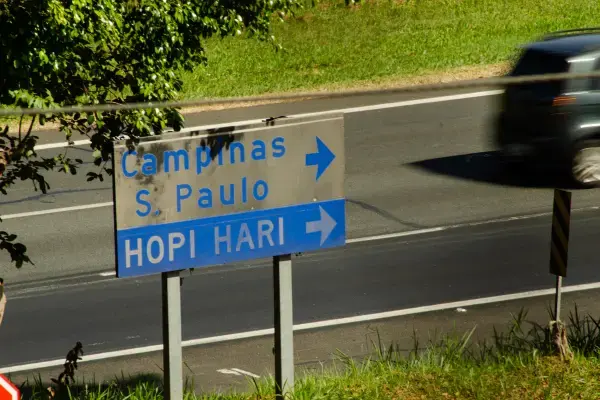 Placa mostrando direções para o Hopi Hari, Campinas e São Paulo (Fonte: Adobe Stock)