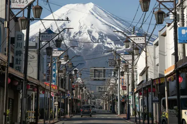 Rua em cidade japonesa com o Monte Fuji ao fundo