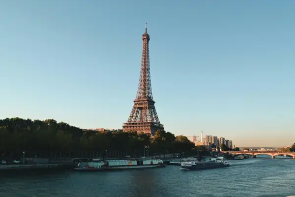 Torre Eiffel às margens do rio Sena em Paris, França