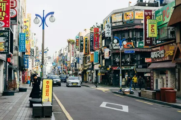 Rua de Nampo-dong em Busan cheia de letreiros coloridos de lojas e restaurantes