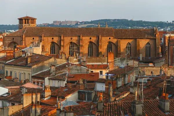 Couvent des Jacobins entre os telhados históricos de Toulouse