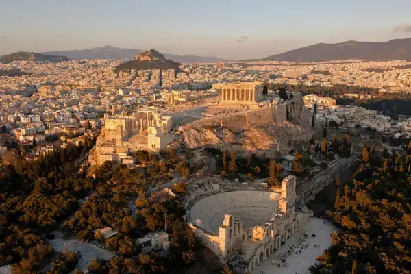 Acrópole de Atenas com poucos visitantes durante a baixa temporada de inverno