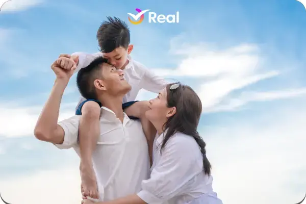 Família de viajantes de divertindo. Pai com o filho nos ombros e a mãe ao lado