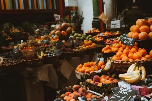 Feira de frutas frescas em mercado europeu no outono.