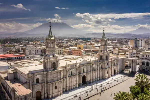 Vista aérea da Catedral de Arequipa com o vulcão El Misti coberto de neve ao fundo, Peru
