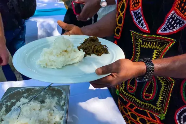 Pessoa se servindo de Fufu