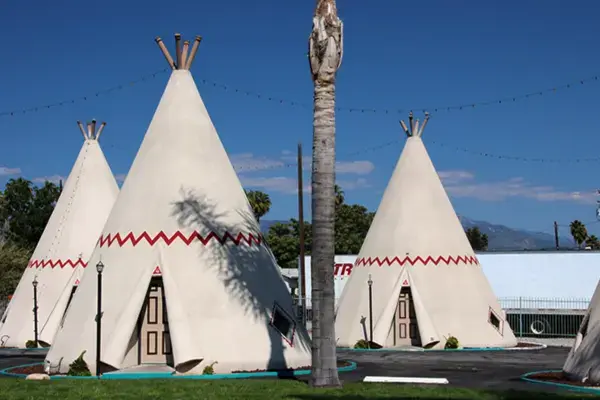 Wigwam Motel, em Holbrook, Arizona, com quartos em formato de tenda indígena ao longo da Rota 66.