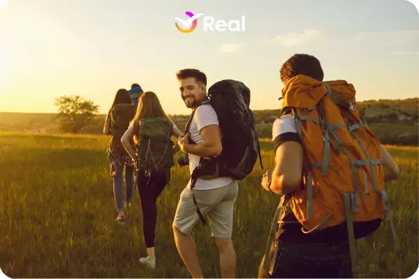 Pessoas se aventurando em um mochilão
