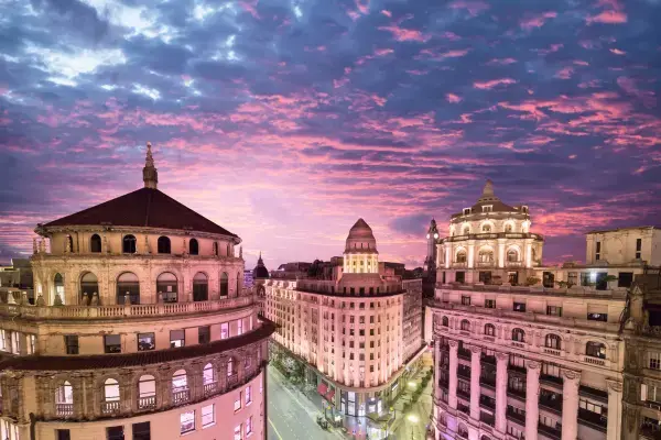 Prédios de Buenos Aires iluminados a noite