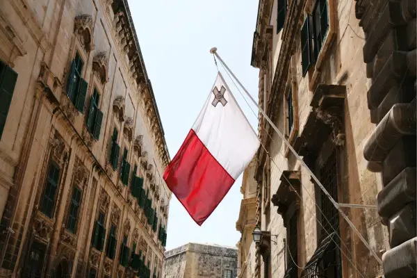 Bandeira de Malta em rua da cidade de Valetta