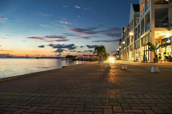 Calçadão à beira-mar de Kralendijk iluminado ao pôr do sol em Bonaire