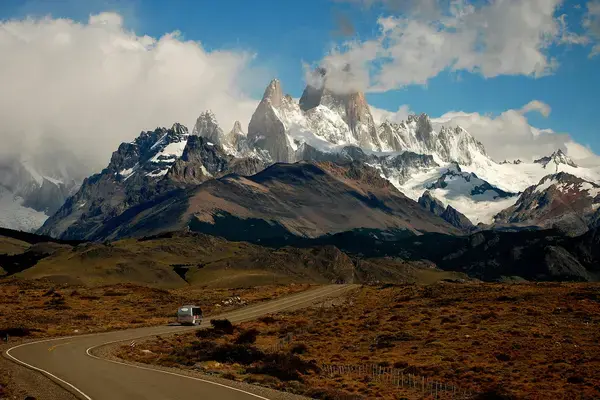 Veículo em estrada na Patagônia argentina com Monte Fitz Roy ao fundo, seguro viagem terrestre