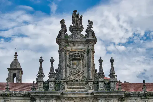 Fachada barroca do Mosteiro de San Martiño Pinario com esculturas em Santiago de Compostela