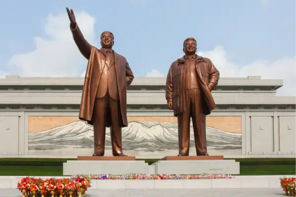 estatuas dos representantes da familia lider da Coreia do Norte