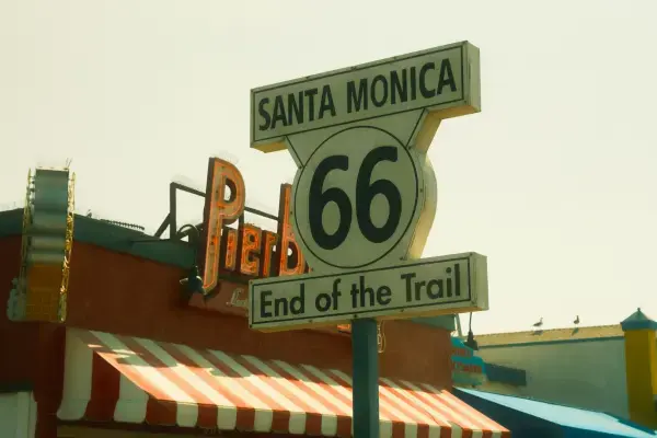 Placa “End of the Trail” no píer de Santa Monica, ponto final da Rota 66, na Califórnia.