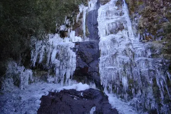 Cachoeira congelada com paredões de gelo em Urupema, a cidade mais fria do Brasil