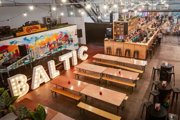 Baltic Market em Liverpool com quiosques de comida de rua no Baltic Triangle