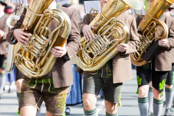 Músicos com roupas tradicionais alemãs na Oktoberfest