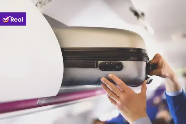 bagagem sendo guardada no compartimento do avião