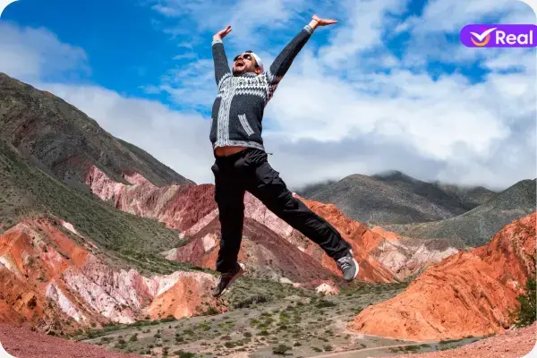 Montanhas coloridas e formações rochosas espetaculares nas províncias de Salta e Jujuy, no Norte Argentino, representando a beleza natural da região.