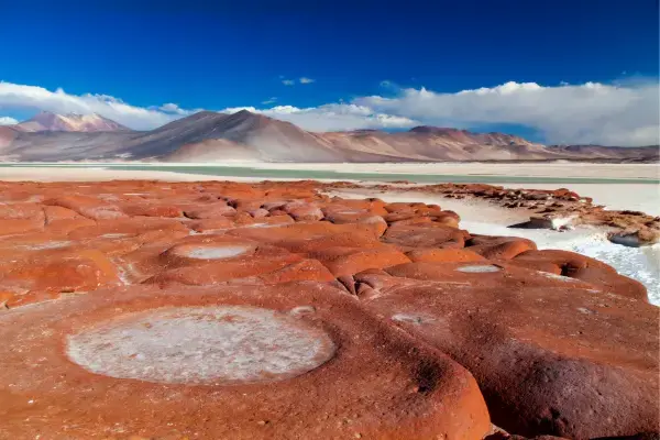 Pedras vermelhas e lagoas coloridas no Deserto do Atacama no inverno, Chile