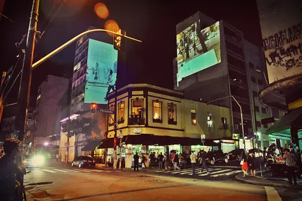 Movimento noturno na Rua Augusta, em São Paulo, com bares e pedestres