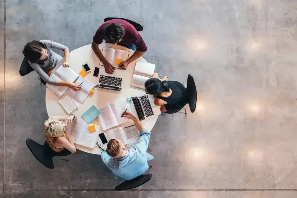 Estudantes reunidos em uma mesa estudando