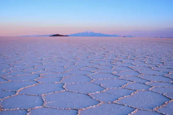 Padrões hexagonais no Salar de Uyuni ao entardecer, deserto de sal Bolívia