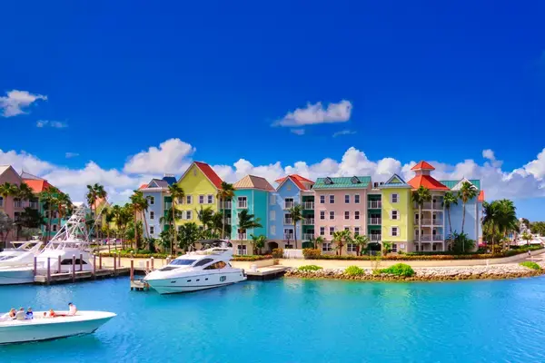 Marina com construções coloridas e barcos nas Bahamas, seguro viagem Bahamas
