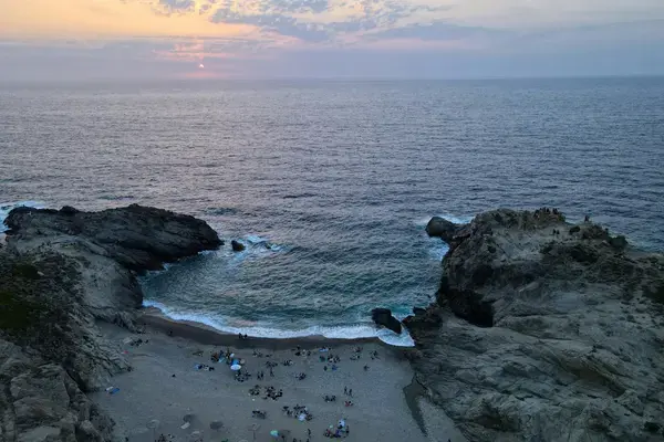 Costa rochosa de Ikaria, Grécia, durante o pôr do sol
