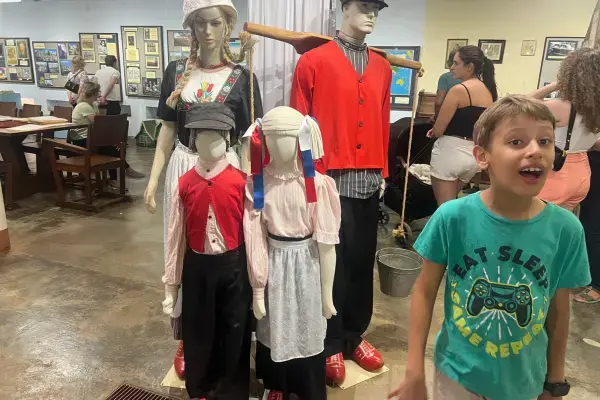 João no museu na Expoflora 2025 (Fonte: Arquivo Pessoal/Emilly Chagas)