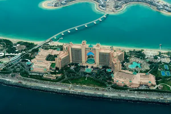 Vista aérea do hotel Atlantis The Palm cercado pelo mar em Dubai.