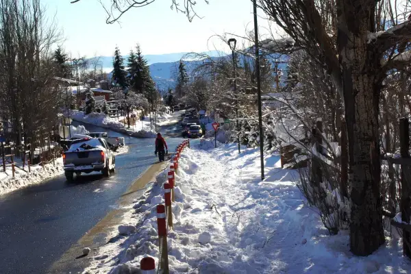 Rua do povoado de Farellones coberta de neve no inverno chileno
