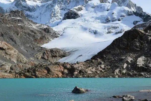 Lago glacial de água turquesa com montanhas nevadas na Patagônia argentina