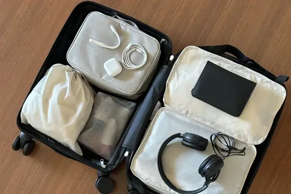 Mala arrumada pronta para fechar