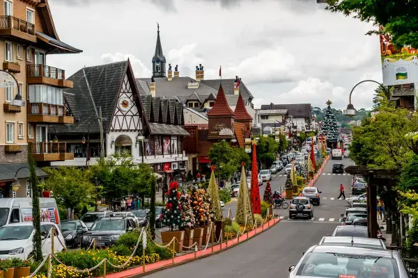 Avenida principal de Gramado decorada para o Natal com árvores e ornamentos coloridos.